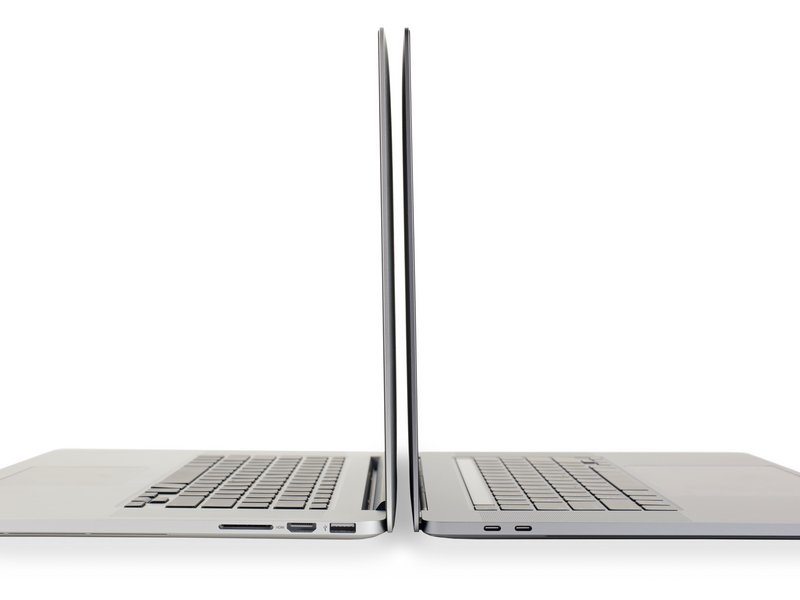 左邊是2015年的15英寸MacBook Pro，右邊是2019年的16英寸MacBook Pro。