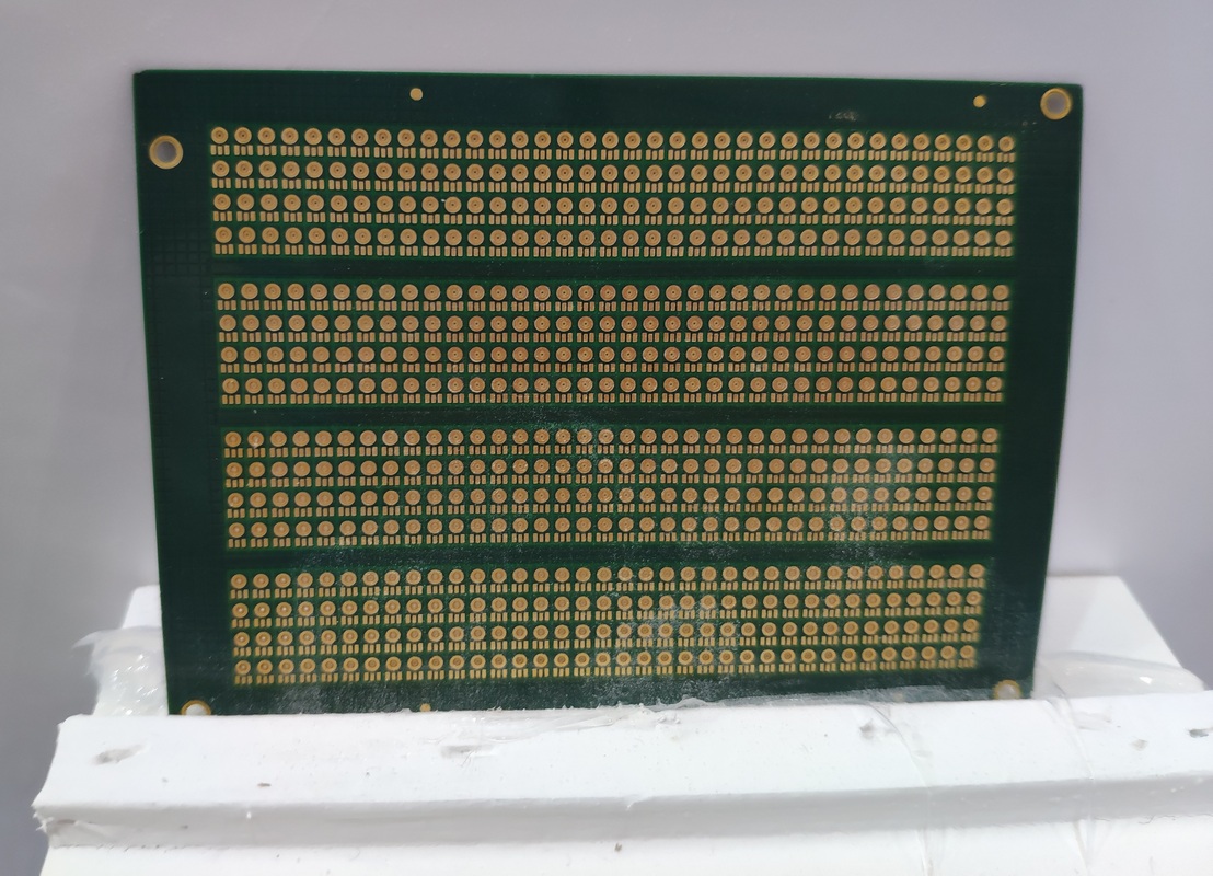 四層MEMS麥克風(fēng)PCB，SET尺寸90mm*65mm，Unit尺寸3.76mm*2.95mm，板厚0.26mm。通過內(nèi)埋容埋阻工藝減少EMI干擾，降低了電源系統(tǒng)的阻抗，提高散熱效率，改善電路的型號(hào)完整性，具有明顯的電性能和可靠性優(yōu)勢(shì)。