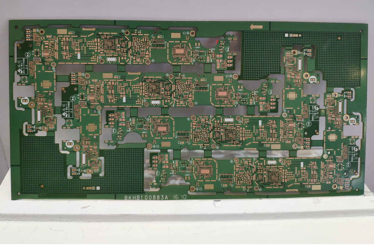 消費(fèi)類PCB（7款）2+6+2疊構(gòu)的智能手機(jī)L型主板，尺寸229.3mm*114.55mm，板厚0.83±0.05mm，采用FR4無鹵素材料，盲孔設(shè)計(jì)，最小機(jī)械埋孔250μm，ENIG+OSP的表面處理技術(shù)。