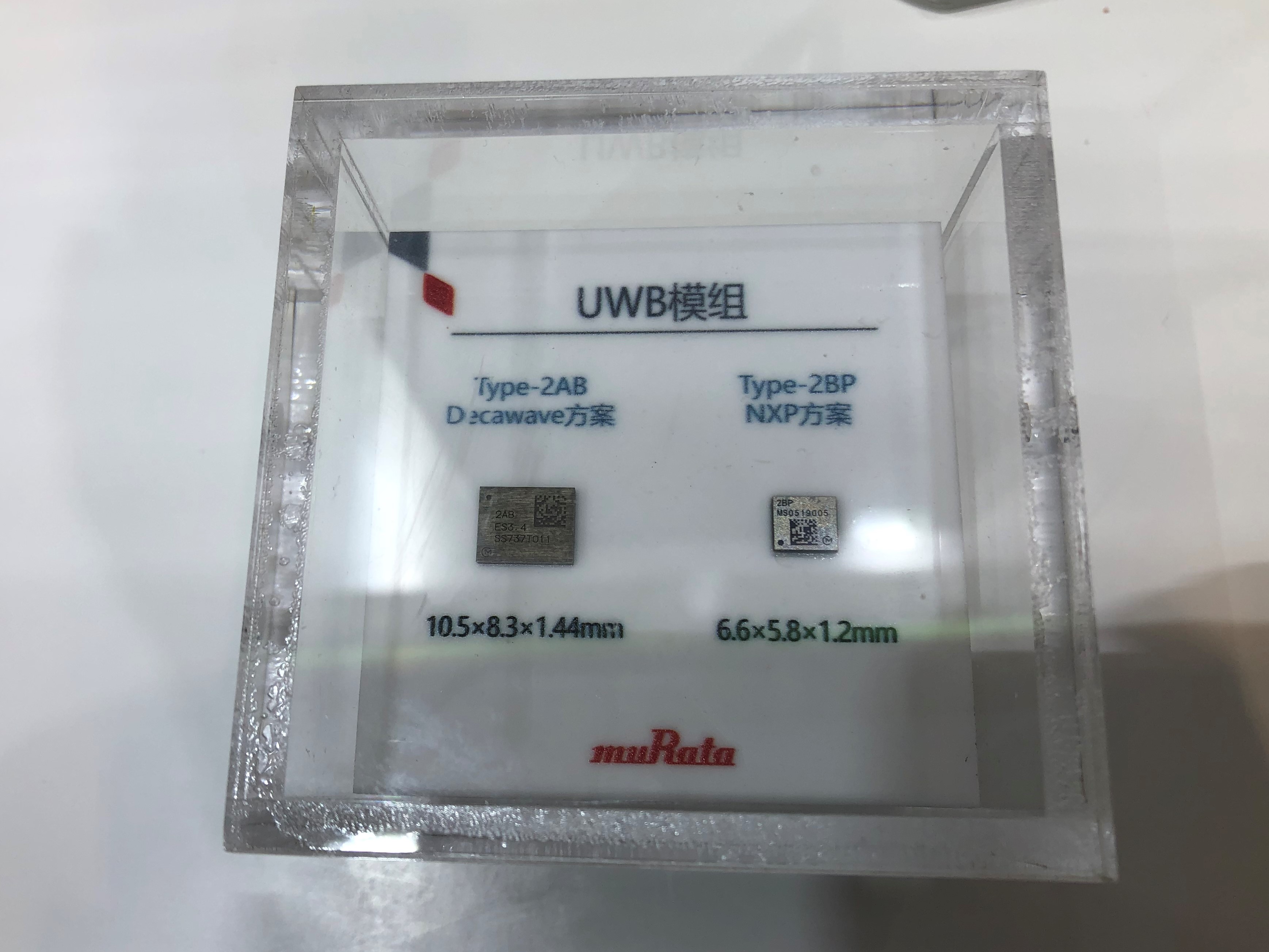 村田制作所：UWB模組，左邊的Type-2AB Decawave方案采用Qorvo IC，雙天線，內(nèi)部集成了BLE功能，適用于物聯(lián)網(wǎng)設(shè)備。右邊的Type-2BP NXP方案采用了NXP IC，三天線，內(nèi)部無(wú)集成BLE功能，適用于手機(jī)等本身帶有藍(lán)牙功能的設(shè)備中，該方案成本更比Type-2AB更低、體積也更小。