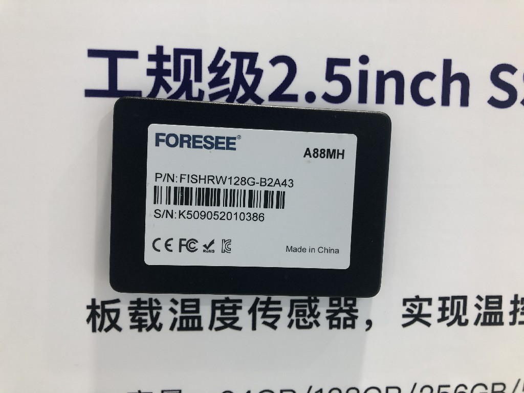 江波龍電子FORESEE工規(guī)級2.5英寸SSD，有64GB/128GB/256GB/512GB/1TB不同容量，工作溫度分別為-40℃至+85℃、-25℃至+85℃，應(yīng)用領(lǐng)域有工業(yè)電腦、軌道交通、工業(yè)設(shè)備、電力設(shè)備、車載DVR、服務(wù)器、POS機(jī)、醫(yī)療設(shè)備等。