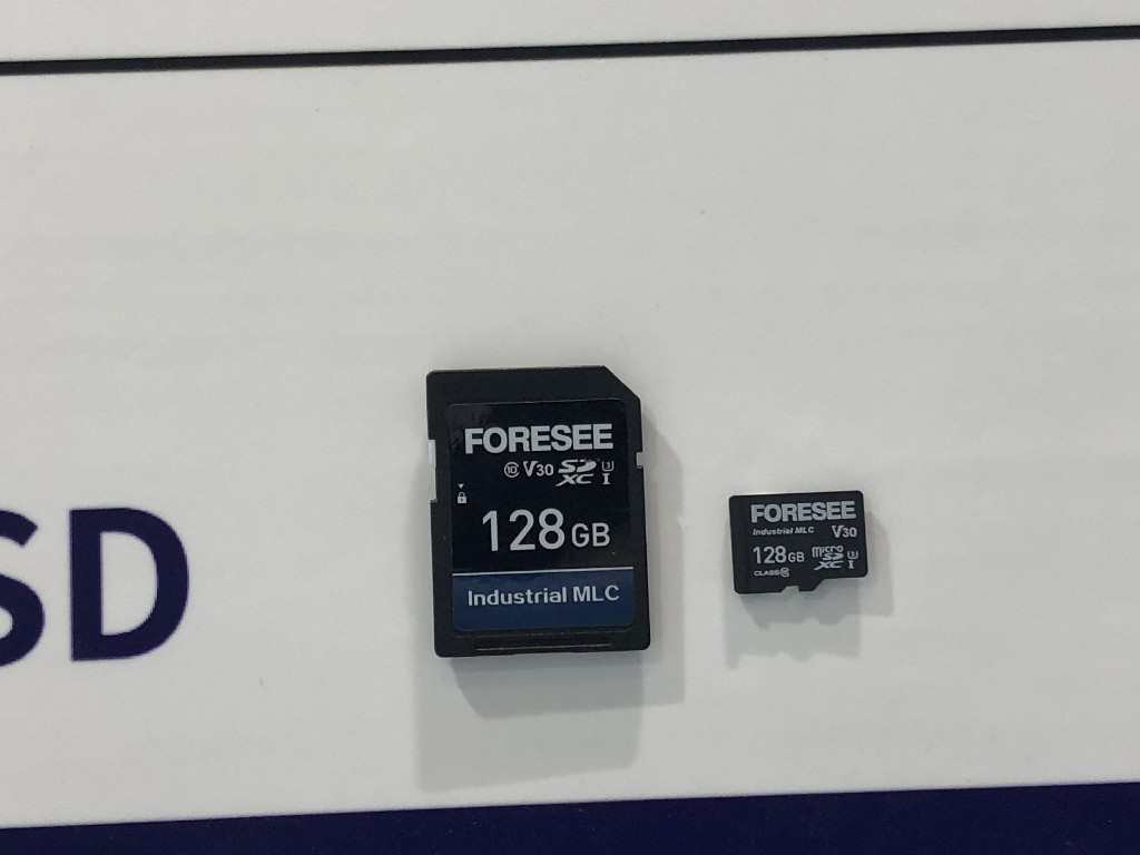 江波龍電子FORESEE工規(guī)級SD/micro SD卡，容量32GB-512GB，傳輸速度為100MB/s，工作溫度-25℃-85℃。應(yīng)用領(lǐng)域?yàn)樯逃肐PC、工業(yè)IPC、后裝行車記錄儀、車載DVR等。